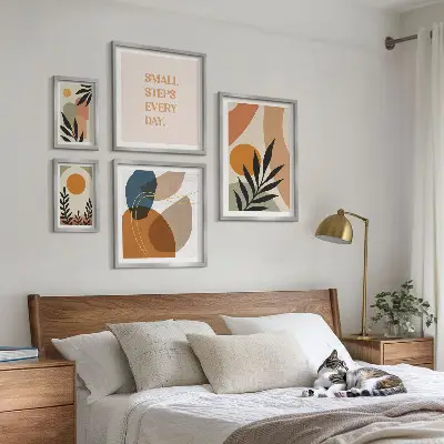 Billedsæt over sofa med stilfuld abstrakt plantegrafik