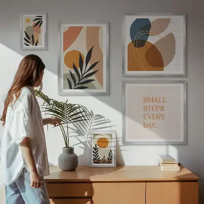 Billedsæt over sofa med stilfuld abstrakt plantegrafik