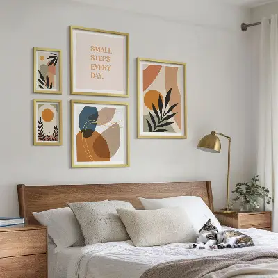 Billedsæt over sofa med stilfuld abstrakt plantegrafik