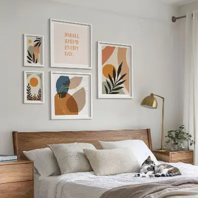 Billedsæt over sofa med stilfuld abstrakt plantegrafik