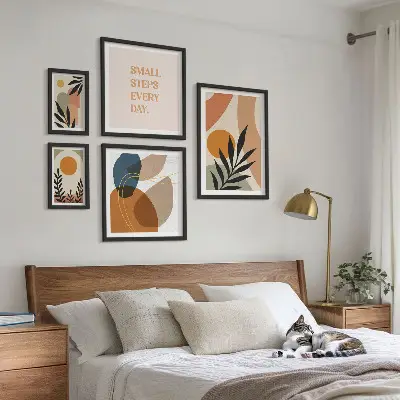 Billedsæt over sofa med stilfuld abstrakt plantegrafik
