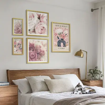 Billedkomposition til væg med blomsterdekorationer i boho-stil