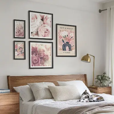 Billedkomposition til væg med blomsterdekorationer i boho-stil
