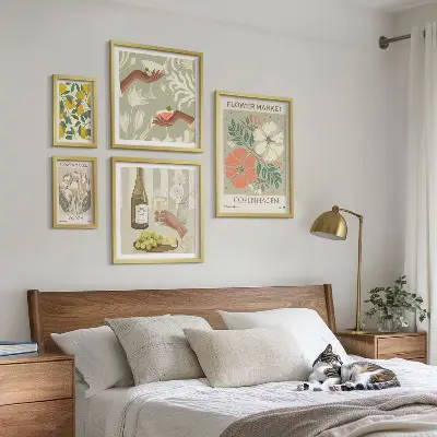 Billedsæt over sofa med blomster og frugter i vintagestil