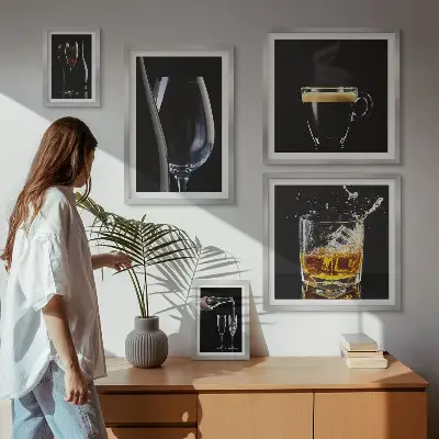 Billedkomposition til væg med cocktails og drinks i barstil