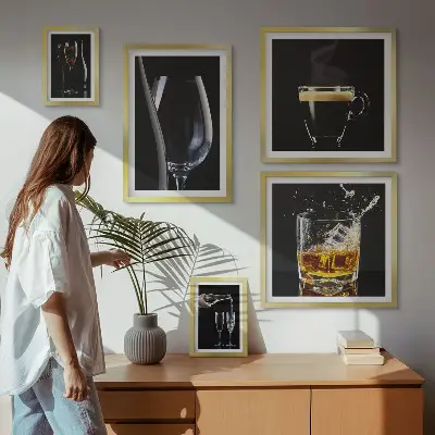 Billedkomposition til væg med cocktails og drinks i barstil