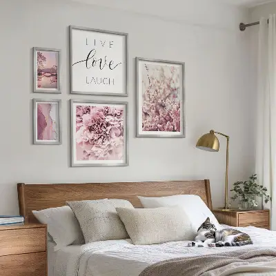 Billedkomposition til væg med blomstermotiver og pastelfarvede slogans