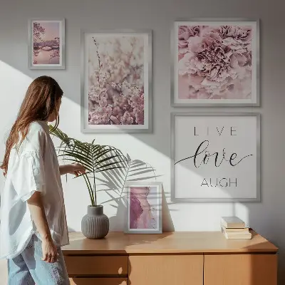 Billedkomposition til væg med blomstermotiver og pastelfarvede slogans