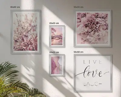 Billedkomposition til væg med blomstermotiver og pastelfarvede slogans