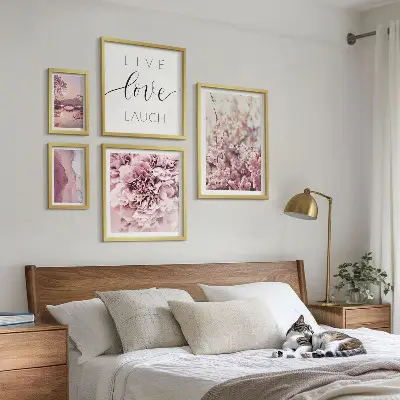 Billedkomposition til væg med blomstermotiver og pastelfarvede slogans