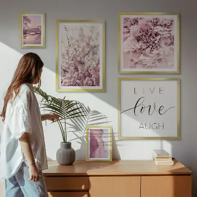 Billedkomposition til væg med blomstermotiver og pastelfarvede slogans