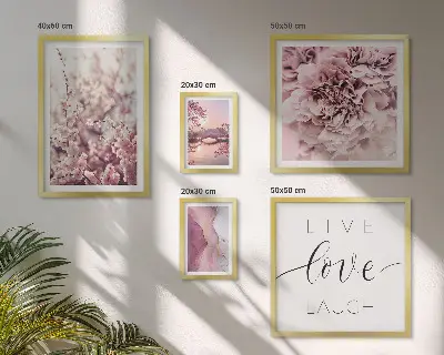 Billedkomposition til væg med blomstermotiver og pastelfarvede slogans