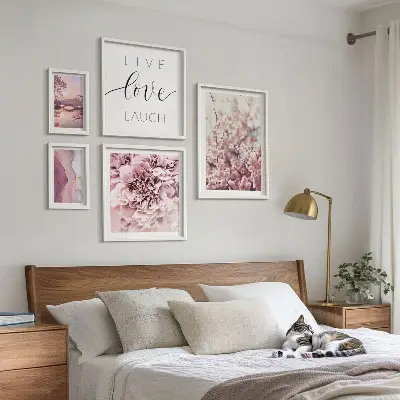 Billedkomposition til væg med blomstermotiver og pastelfarvede slogans