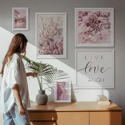 Billedkomposition til væg med blomstermotiver og pastelfarvede slogans