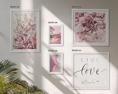 Billedkomposition til væg med blomstermotiver og pastelfarvede slogans