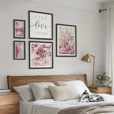 Billedkomposition til væg med blomstermotiver og pastelfarvede slogans