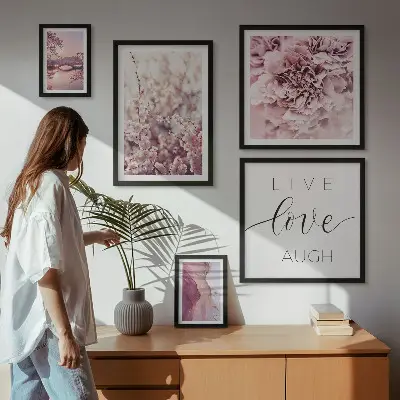 Billedkomposition til væg med blomstermotiver og pastelfarvede slogans