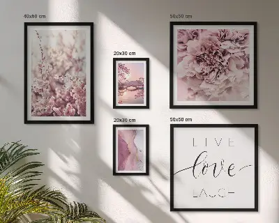 Billedkomposition til væg med blomstermotiver og pastelfarvede slogans