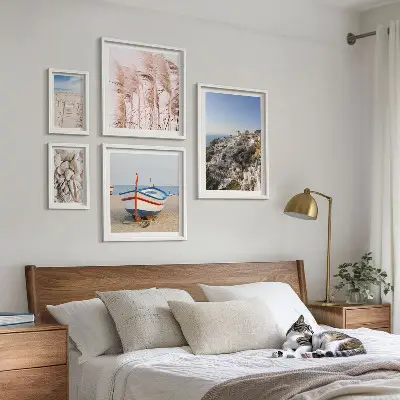 Billedsæt over sofa motiver af landskaber, strande og hvide bygninger