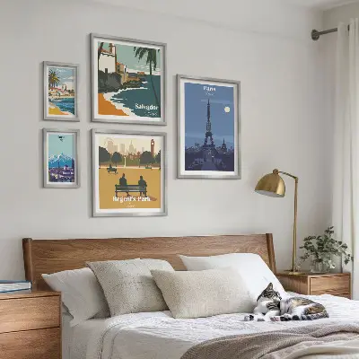 Billedsæt over sofa med europæiske retro ikonbyer