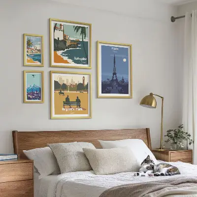 Billedsæt over sofa med europæiske retro ikonbyer