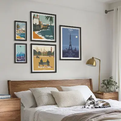 Billedsæt over sofa med europæiske retro ikonbyer