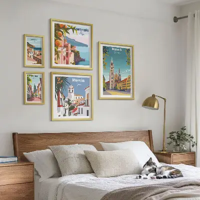 Billedsæt over sofa med motiver af europæisk arkitektur
