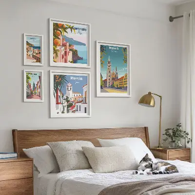 Billedsæt over sofa med motiver af europæisk arkitektur
