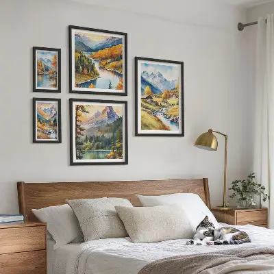 Billedsæt af bjerglandskaber i floddalen sæt til over sofaen