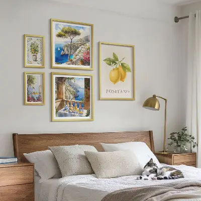 Billedkomposition til væg med citrus accenter i middelhavsstil