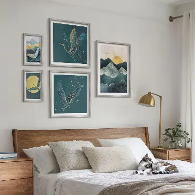 Billedsæt til væg over sofa med stilfuldt motiv af bjerge, fugle og sol