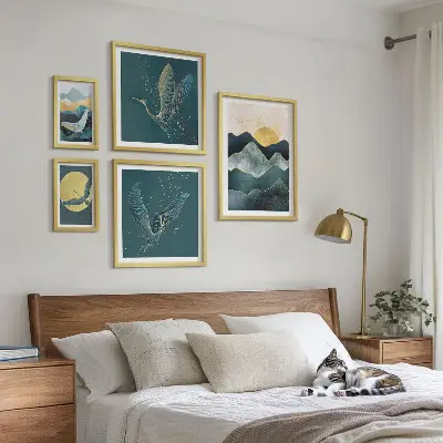Billedsæt til væg over sofa med stilfuldt motiv af bjerge, fugle og sol