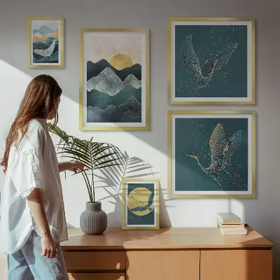 Billedsæt til væg over sofa med stilfuldt motiv af bjerge, fugle og sol