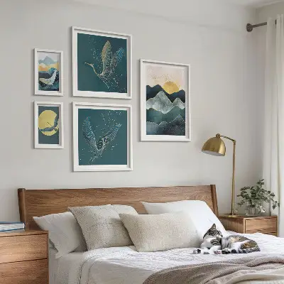 Billedsæt til væg over sofa med stilfuldt motiv af bjerge, fugle og sol