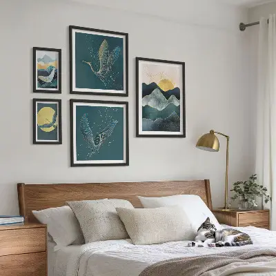 Billedsæt til væg over sofa med stilfuldt motiv af bjerge, fugle og sol