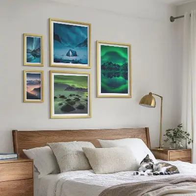 Billedsæt af vinterlandskaber i nordlysbjergene sæt til ophængning over sofaen