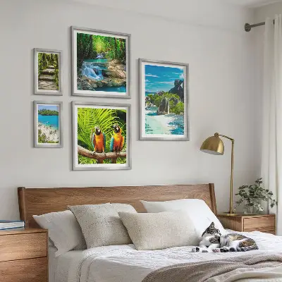 Billedsæt over sofa med motiv af tropiske landskaber med fugle og vandfald