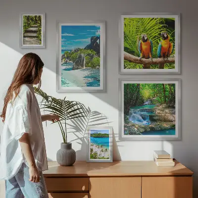 Billedsæt over sofa med motiv af tropiske landskaber med fugle og vandfald