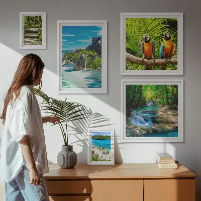 Billedsæt over sofa med motiv af tropiske landskaber med fugle og vandfald