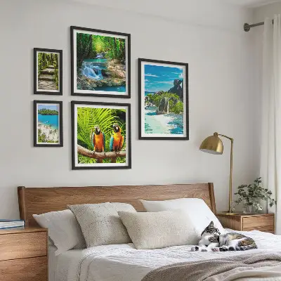 Billedsæt over sofa med motiv af tropiske landskaber med fugle og vandfald