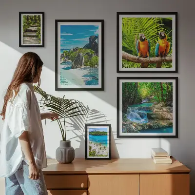 Billedsæt over sofa med motiv af tropiske landskaber med fugle og vandfald
