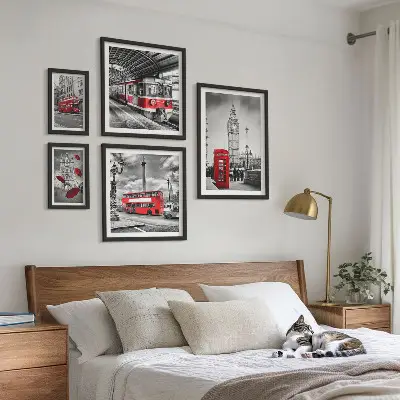 Billedsæt til væg over sofa motiver fra London med farveaccenter
