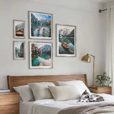 Billedsæt over sofa med motiv af rolige søer og træbåde