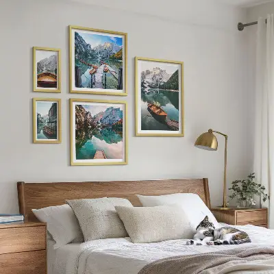 Billedsæt over sofa med motiv af rolige søer og træbåde