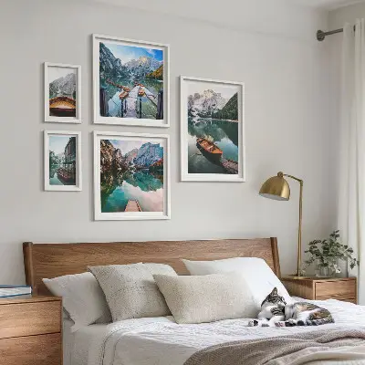 Billedsæt over sofa med motiv af rolige søer og træbåde