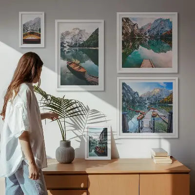 Billedsæt over sofa med motiv af rolige søer og træbåde
