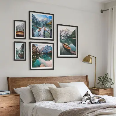 Billedsæt over sofa med motiv af rolige søer og træbåde