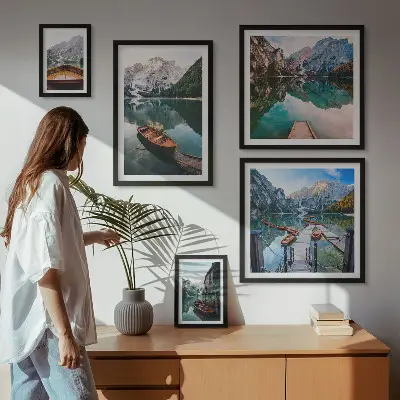 Billedsæt over sofa med motiv af rolige søer og træbåde