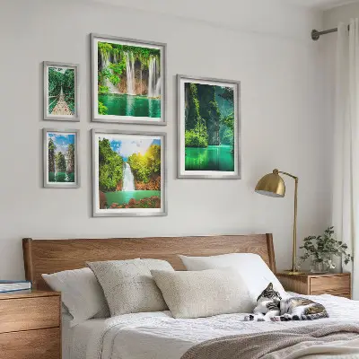 Billedsæt over sofa med motiv af tropiske vandfald i grøn natur