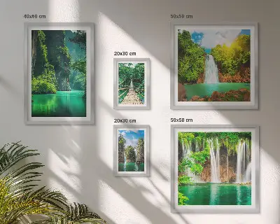 Billedsæt over sofa med motiv af tropiske vandfald i grøn natur